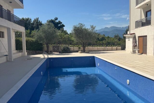 Luksuzan stan sa bazenom i panoramskim pogledom na more